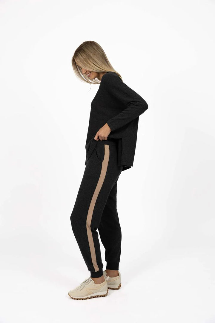 Contrast Merci Pant - Charcoal / Latte (HW26317)