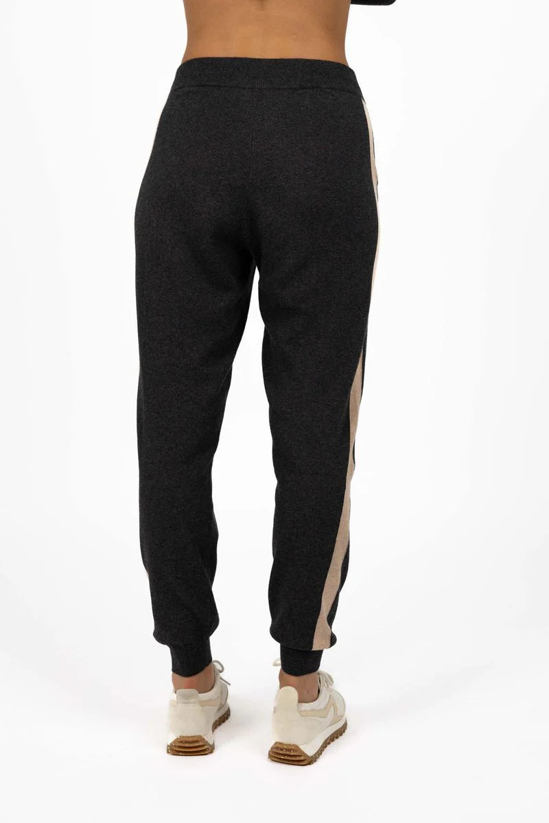 Contrast Merci Pant - Charcoal / Latte (HW26317)