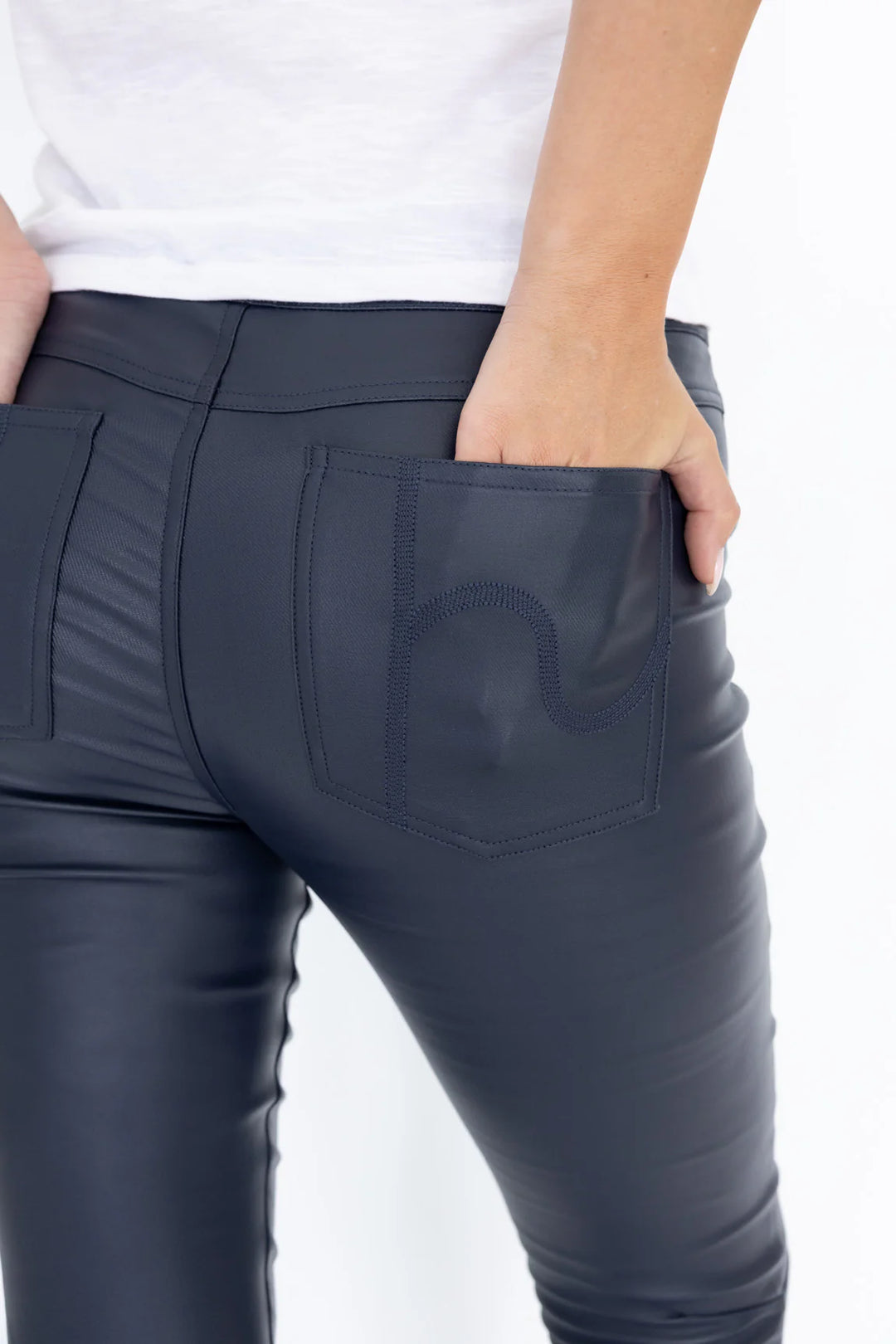 Status Pant - Black (HW25124)