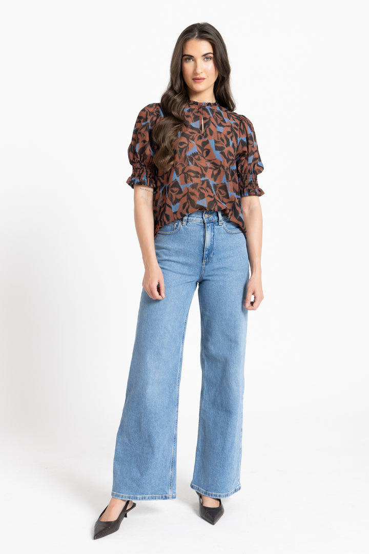 Seeking Lola SS Movement blouse - Pecan Smudge