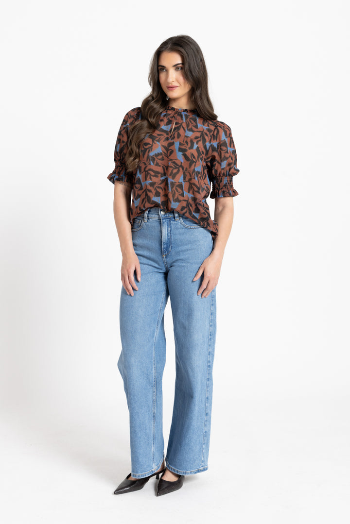 Seeking Lola SS Movement blouse - Pecan Smudge
