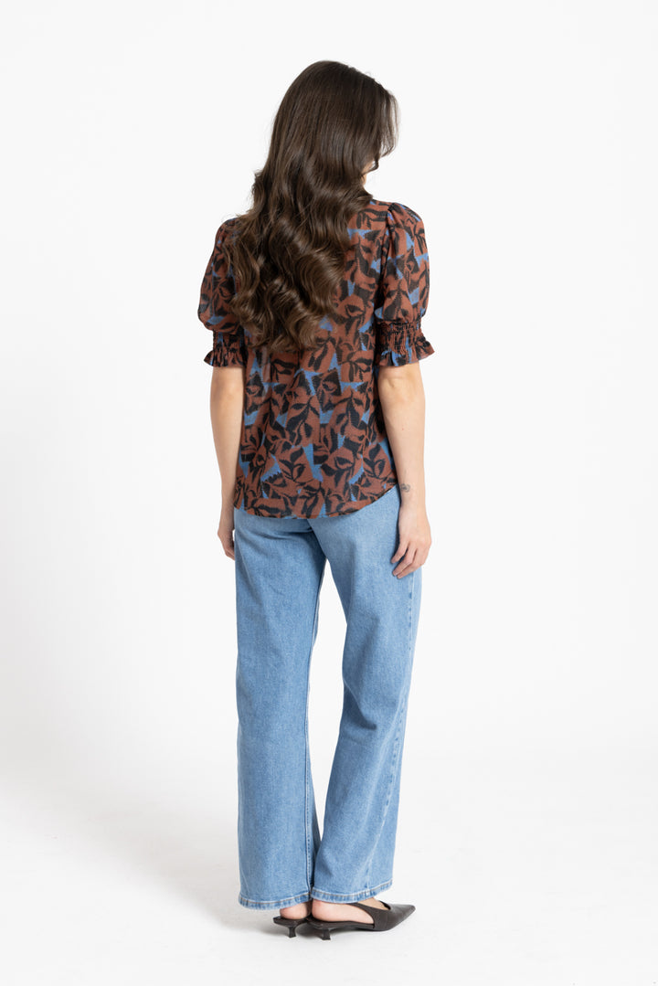 Seeking Lola SS Movement blouse - Pecan Smudge