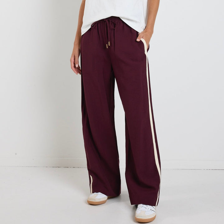Elevate your off-duty wardrobe with the effortlessly cool Townie Burgundy Pant. 