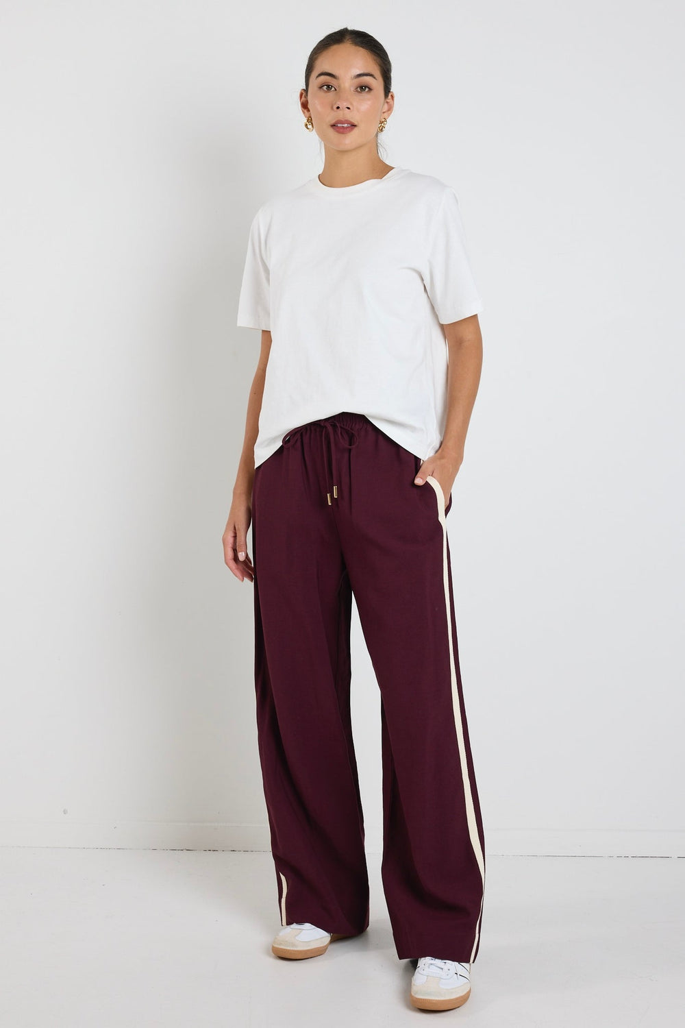 Elevate your off-duty wardrobe with the effortlessly cool Townie Burgundy Pant. 