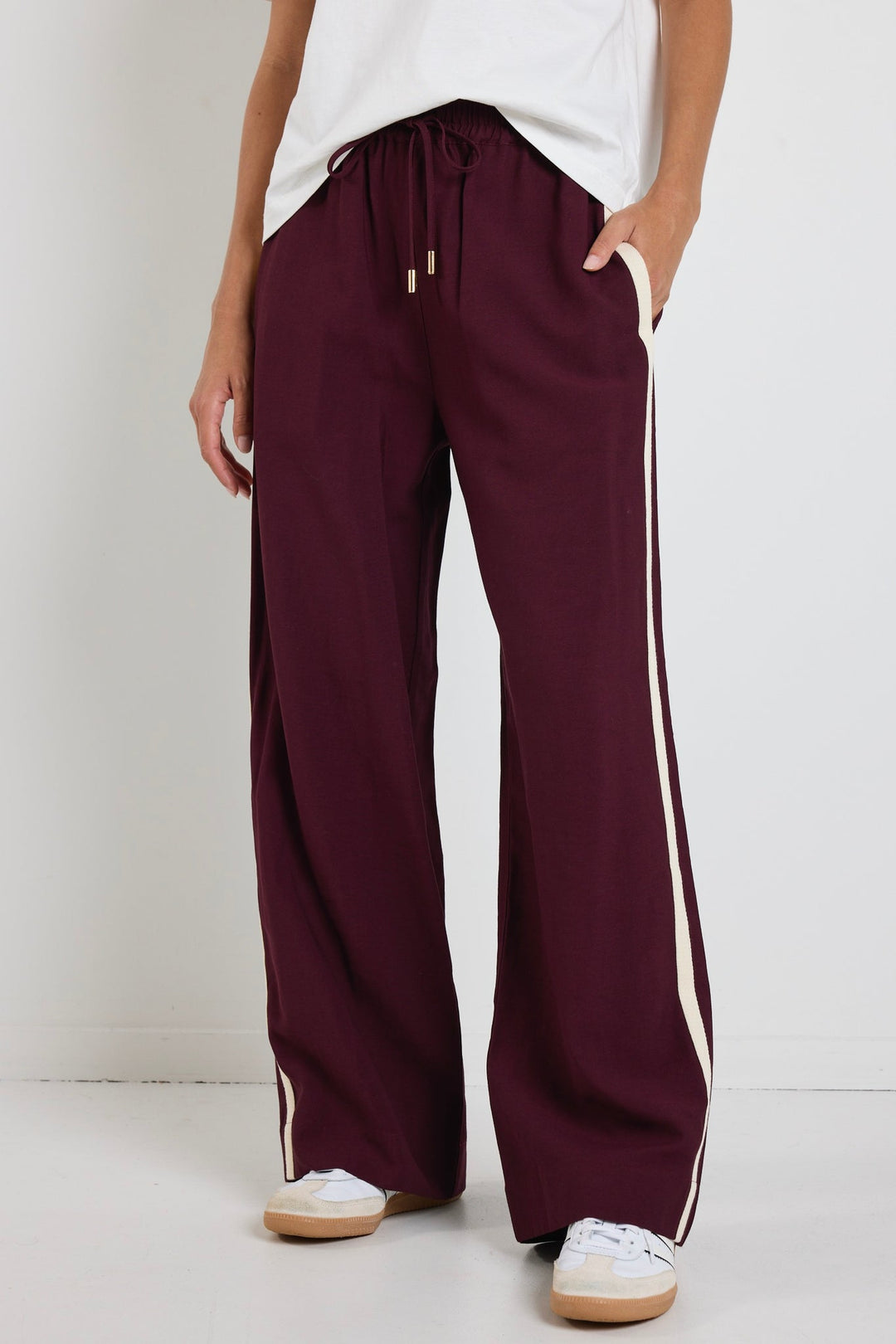 Elevate your off-duty wardrobe with the effortlessly cool Townie Burgundy Pant. 