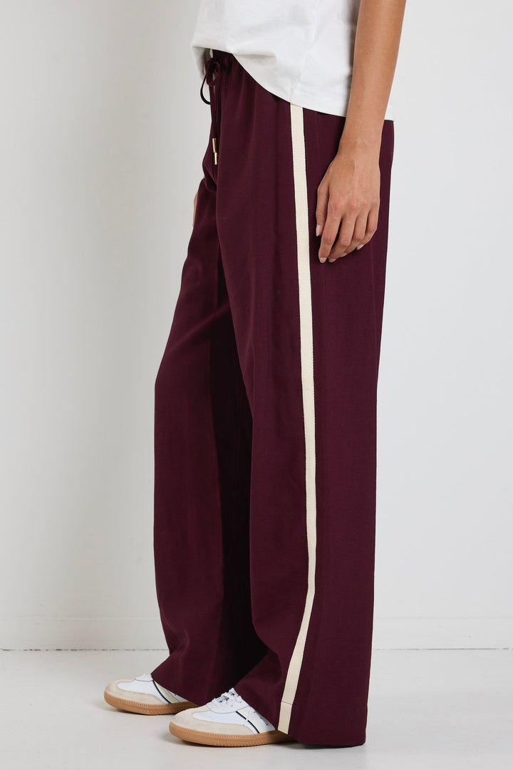 Elevate your off-duty wardrobe with the effortlessly cool Townie Burgundy Pant. 
