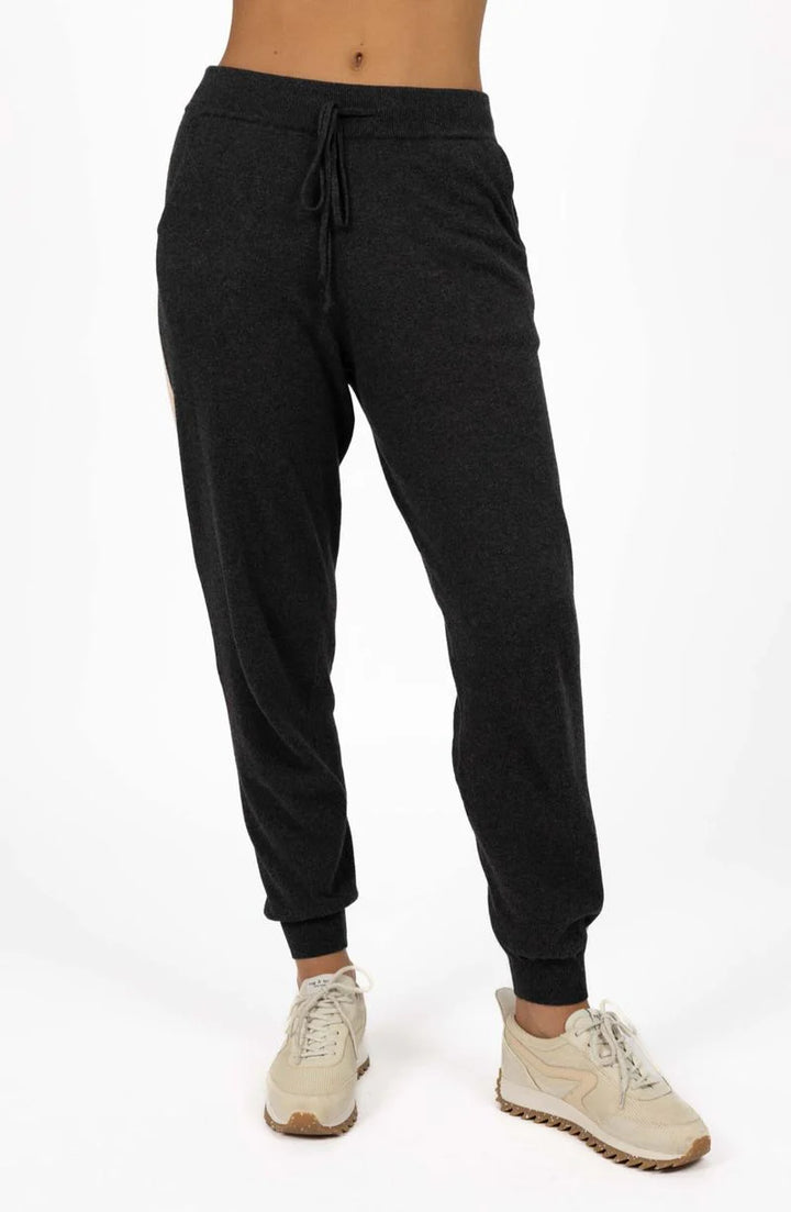 Contrast Merci Pant - Charcoal / Latte (HW26317)